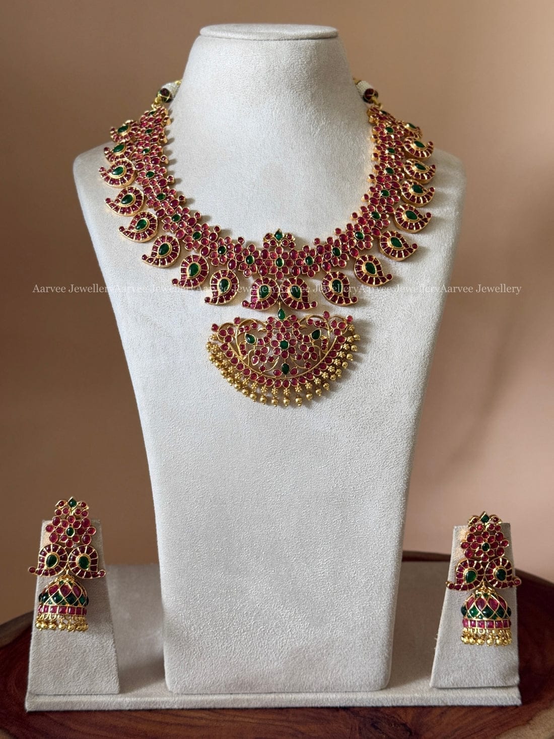 A CLASSIC MANGO MOTIF NECKLACE SET WITH KEMP RUBY / GREEN STONES